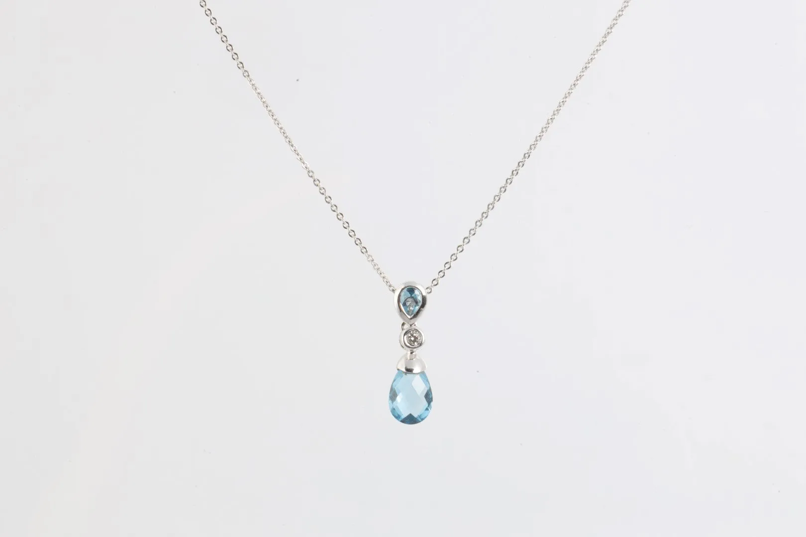 18" 14k White Gold Necklace and Earrings Set with 0.09tcw Diamonds and 4.65tcw Blue Topaz (4.55g.)