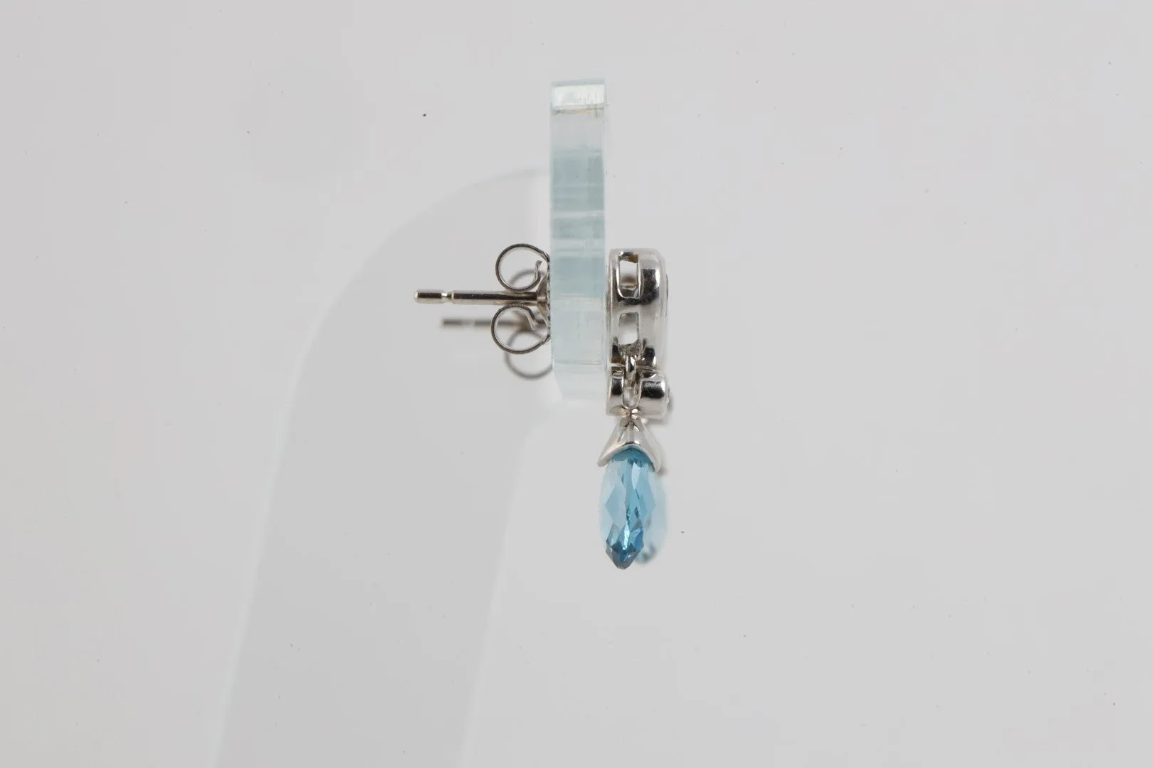 18" 14k White Gold Necklace and Earrings Set with 0.09tcw Diamonds and 4.65tcw Blue Topaz (4.55g.)