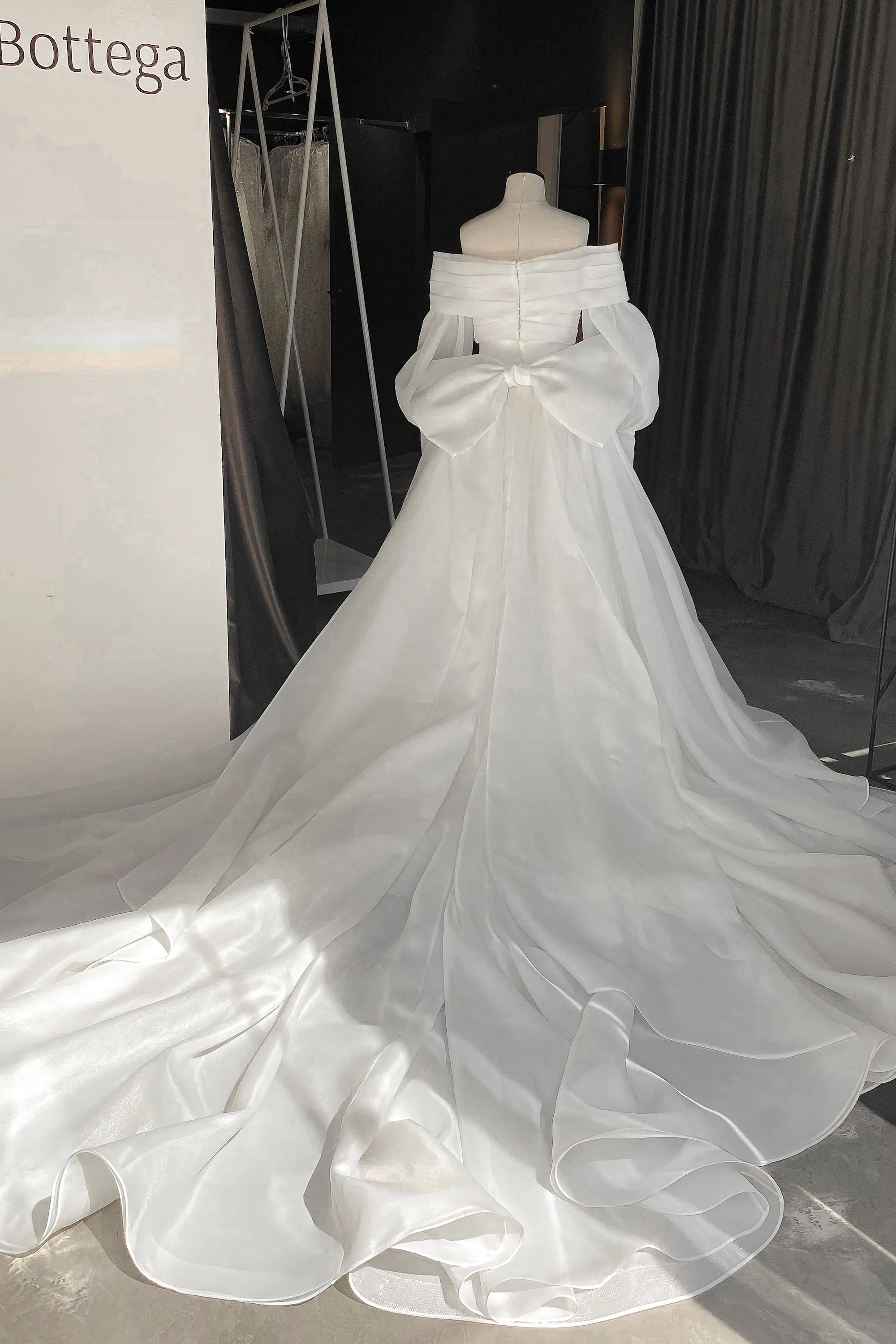 Light ivory Extra Convertible Wedding Dress Audrey (Basic dress   bolero   bow   detachable train)